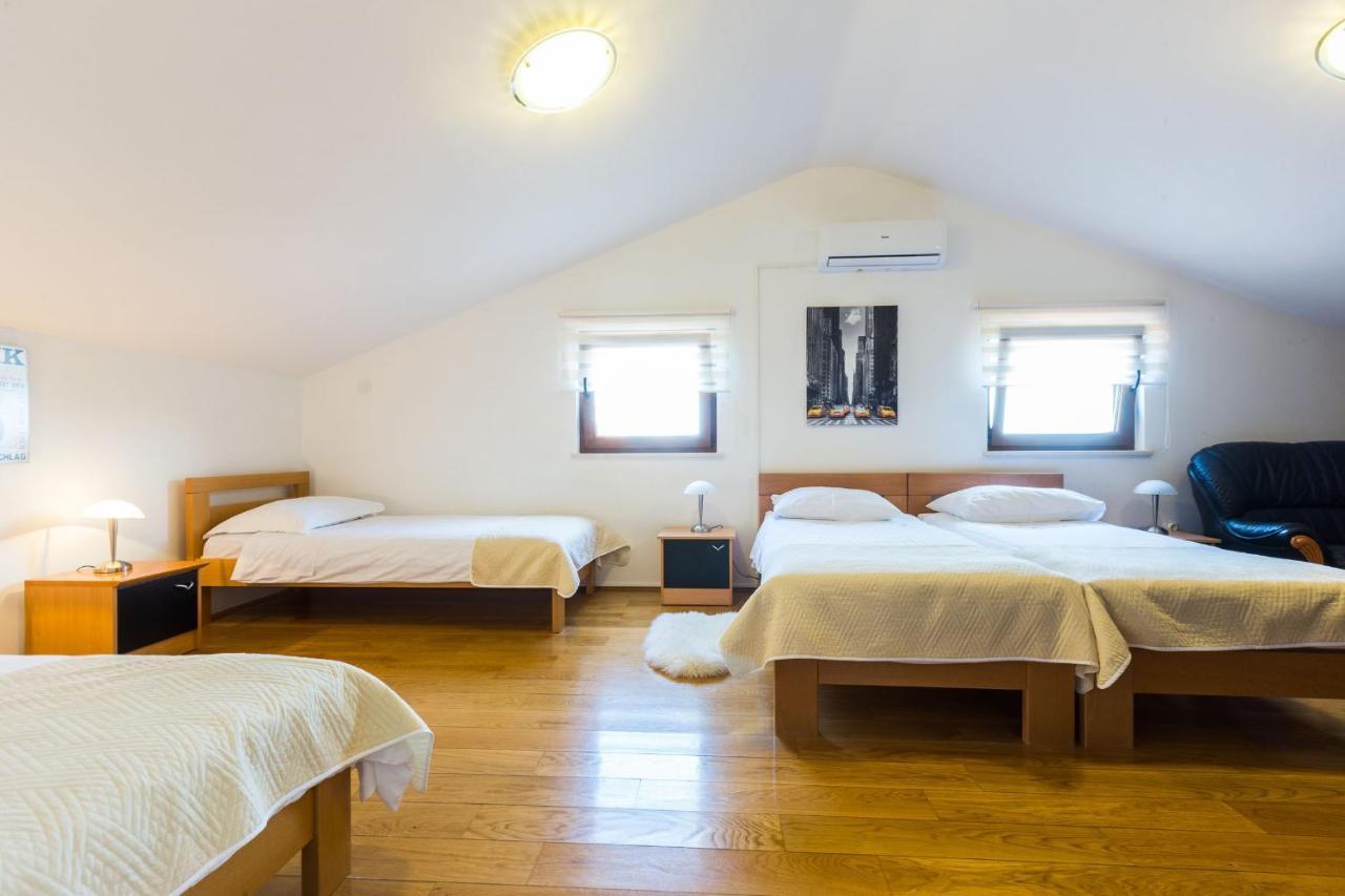 Villa Tina With Swimming Pool, Tennis Court, Games Room, Sauna, Gym, Bbq Policnik Exterior foto