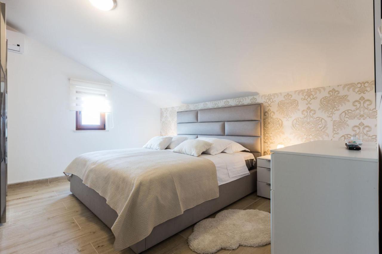 Villa Tina With Swimming Pool, Tennis Court, Games Room, Sauna, Gym, Bbq Policnik Exterior foto