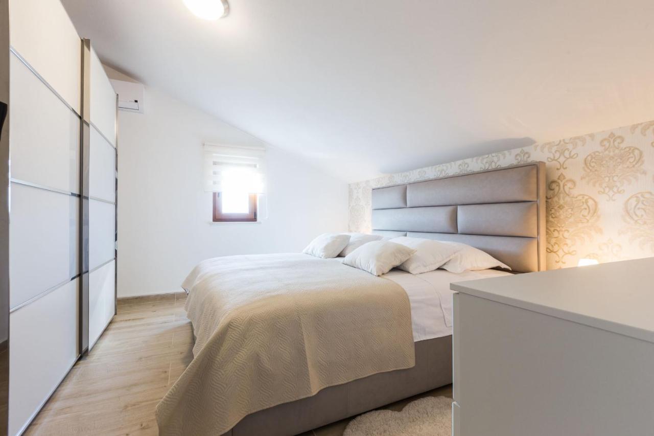 Villa Tina With Swimming Pool, Tennis Court, Games Room, Sauna, Gym, Bbq Policnik Exterior foto