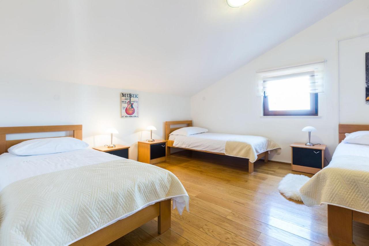 Villa Tina With Swimming Pool, Tennis Court, Games Room, Sauna, Gym, Bbq Policnik Exterior foto